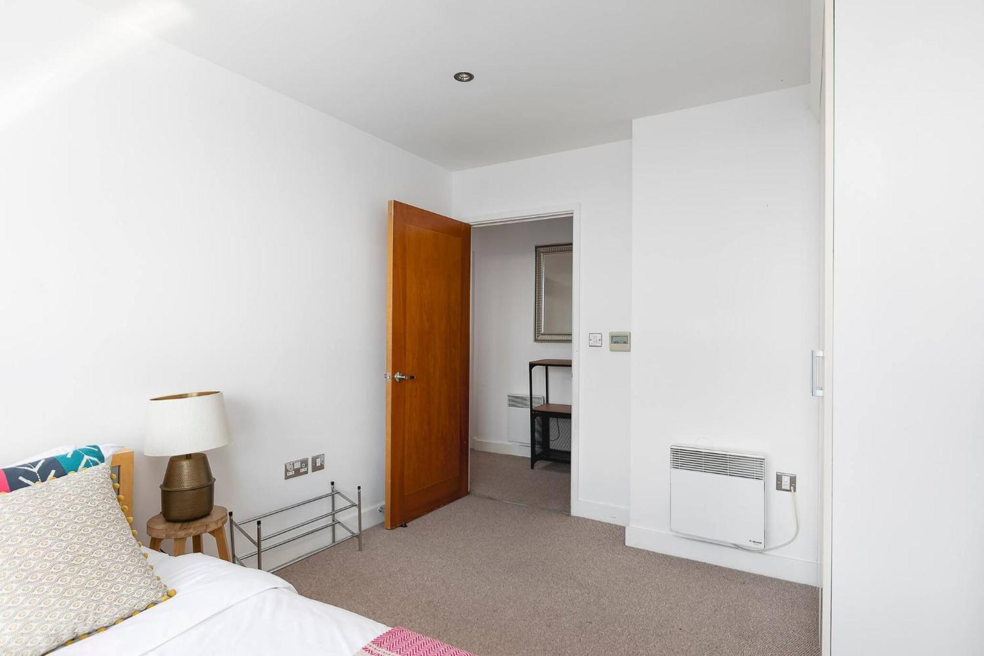 Serene Waterfront Rooms - Excel London Exterior photo