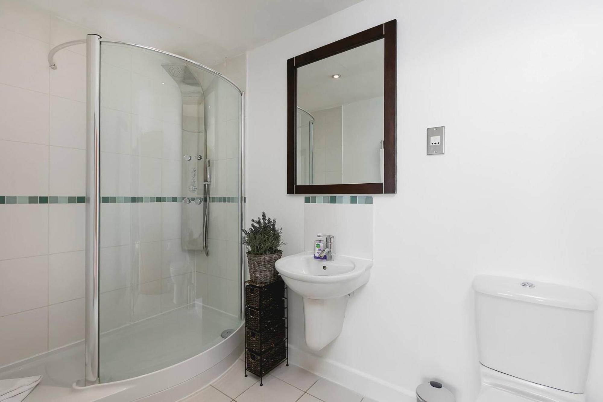 Serene Waterfront Rooms - Excel London Exterior photo