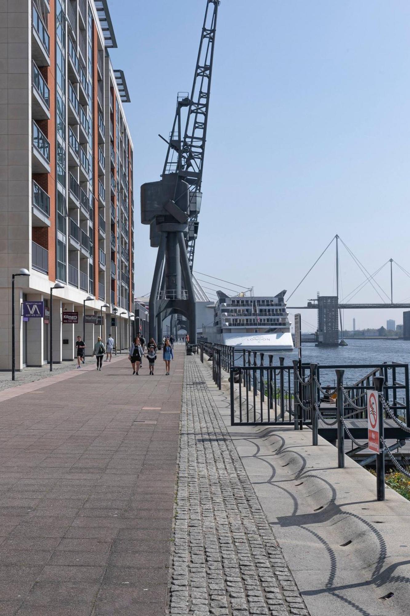 Serene Waterfront Rooms - Excel London Exterior photo