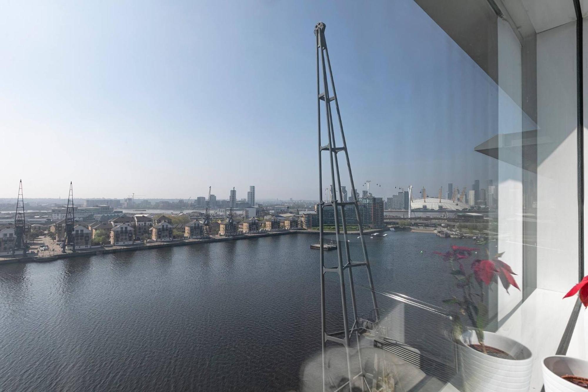 Serene Waterfront Rooms - Excel London Exterior photo