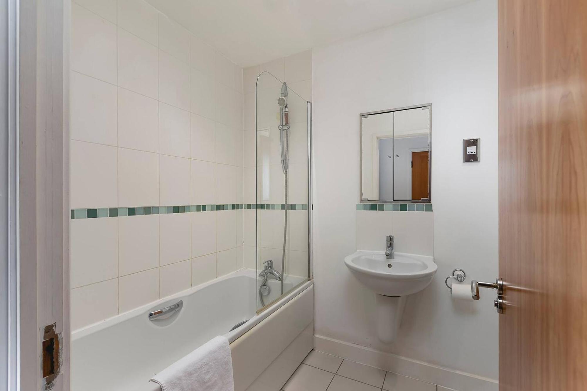 Serene Waterfront Rooms - Excel London Exterior photo
