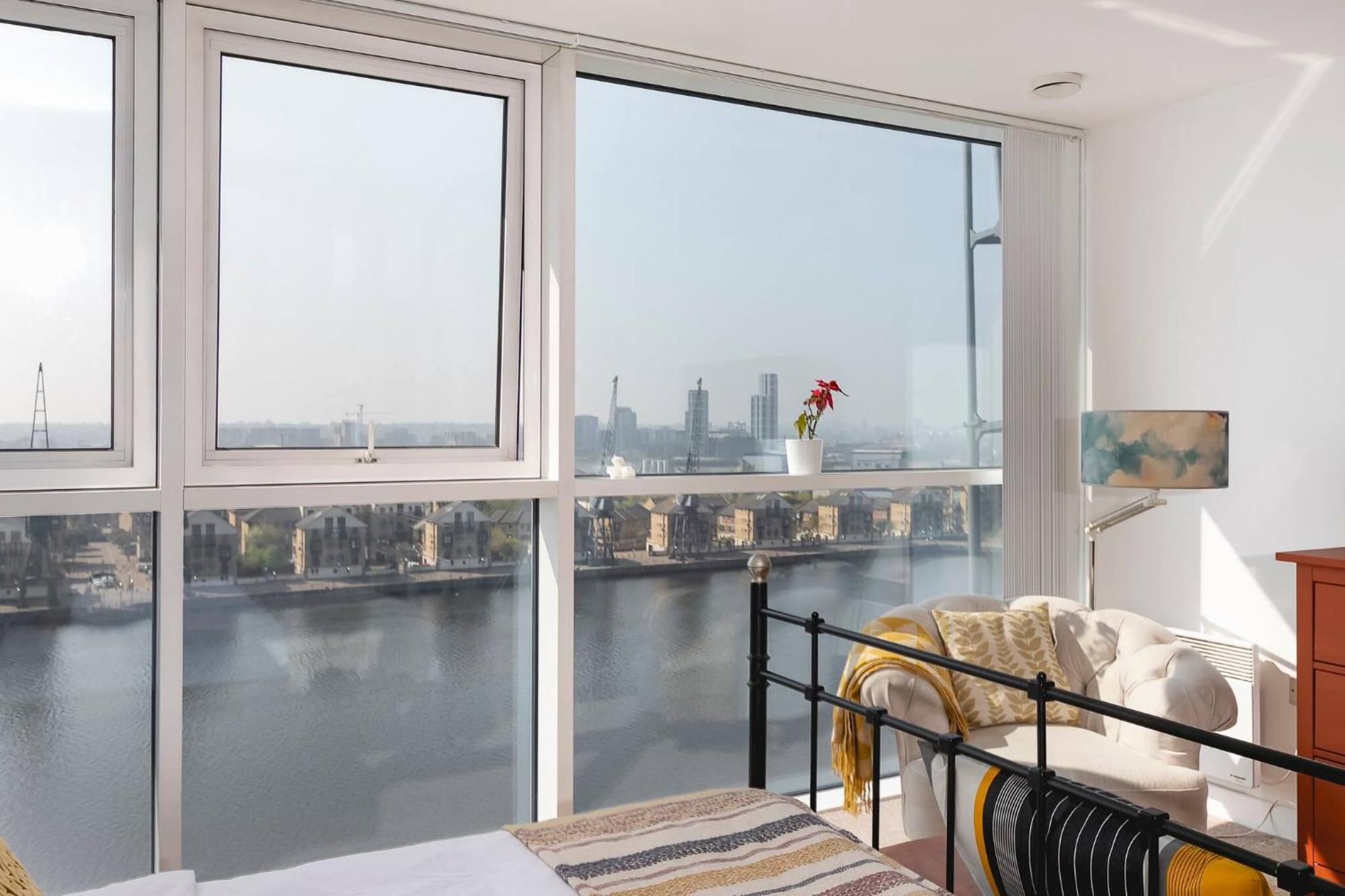 Serene Waterfront Rooms - Excel London Exterior photo
