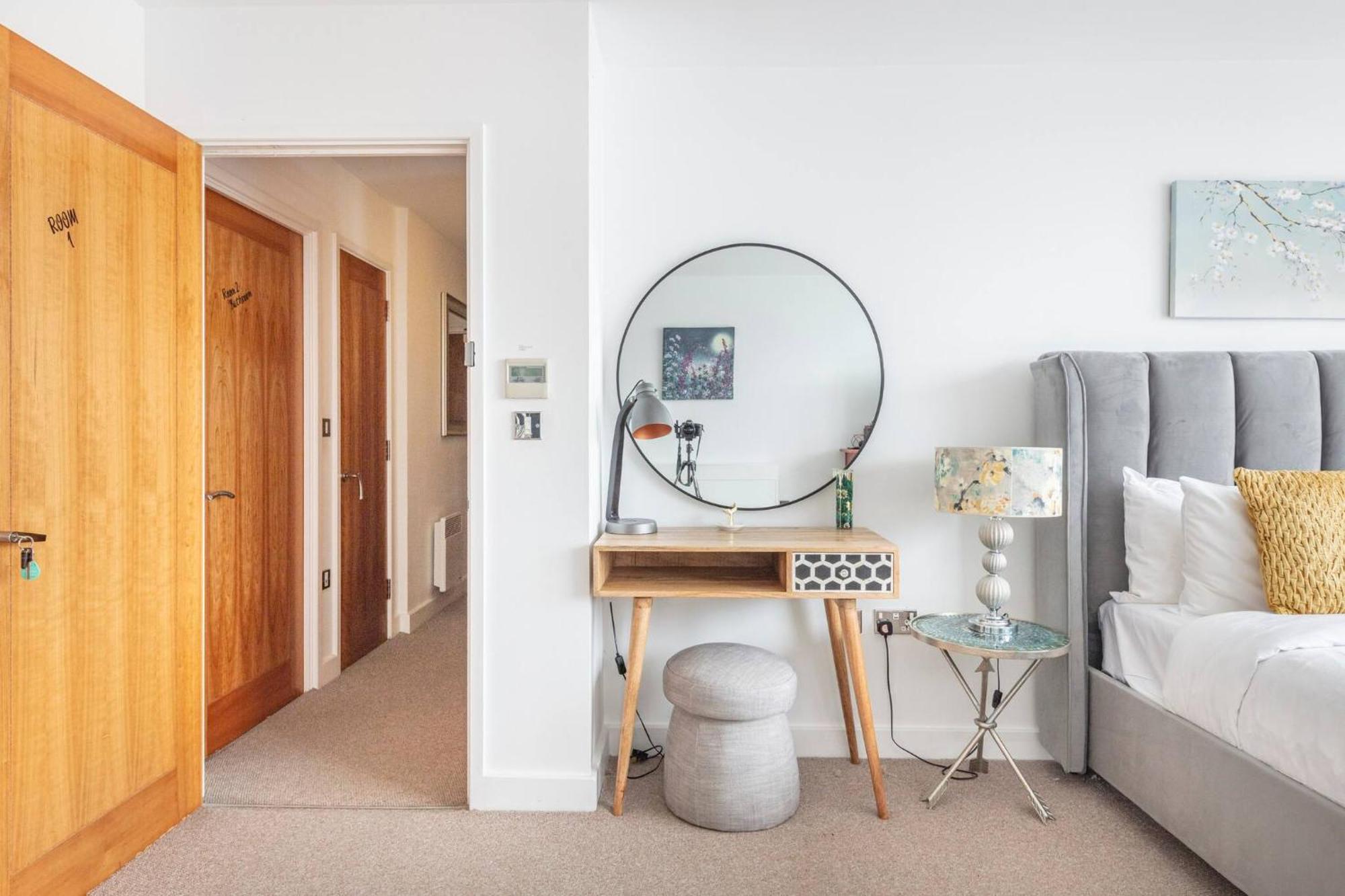 Serene Waterfront Rooms - Excel London Exterior photo