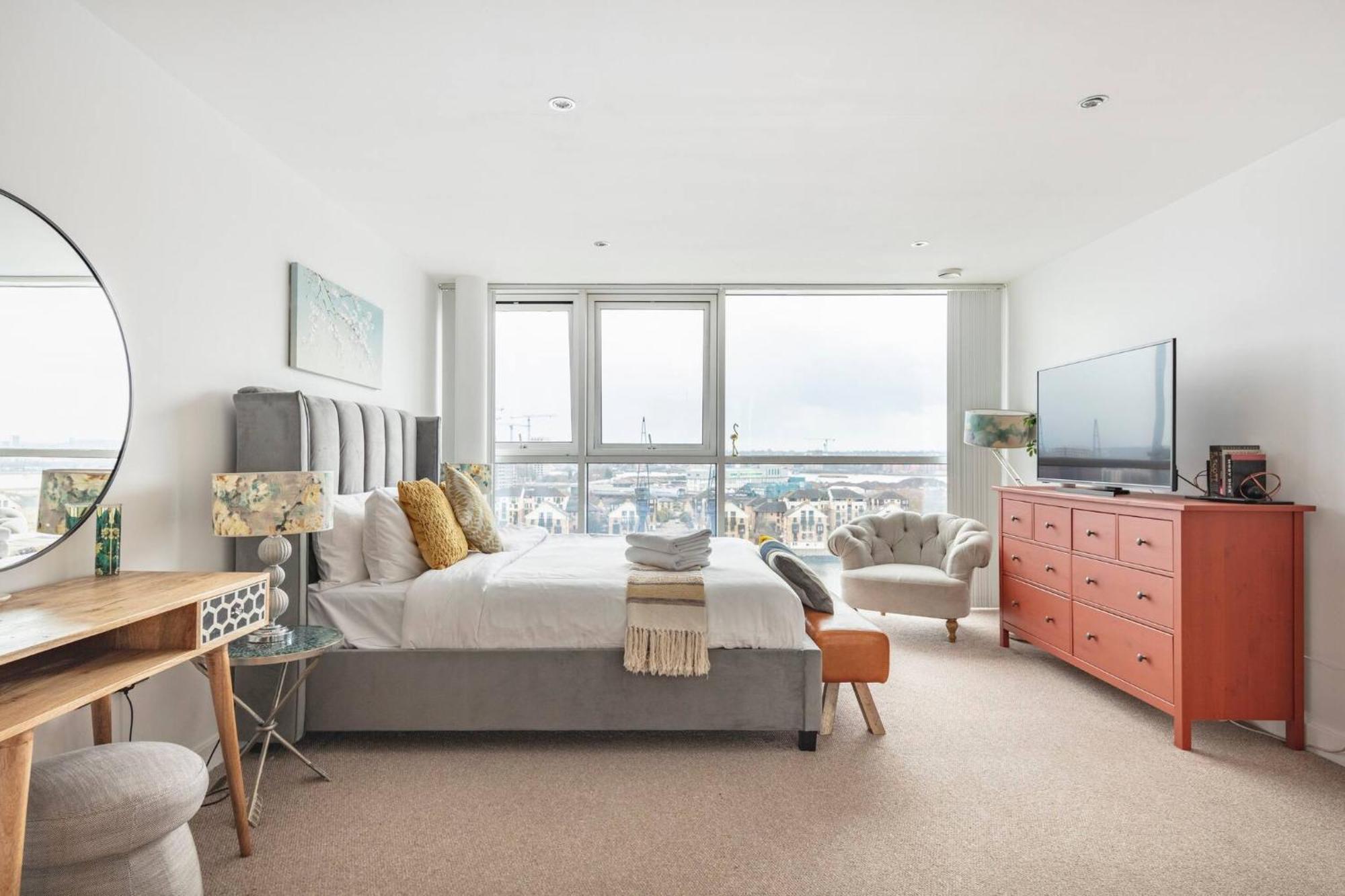 Serene Waterfront Rooms - Excel London Exterior photo