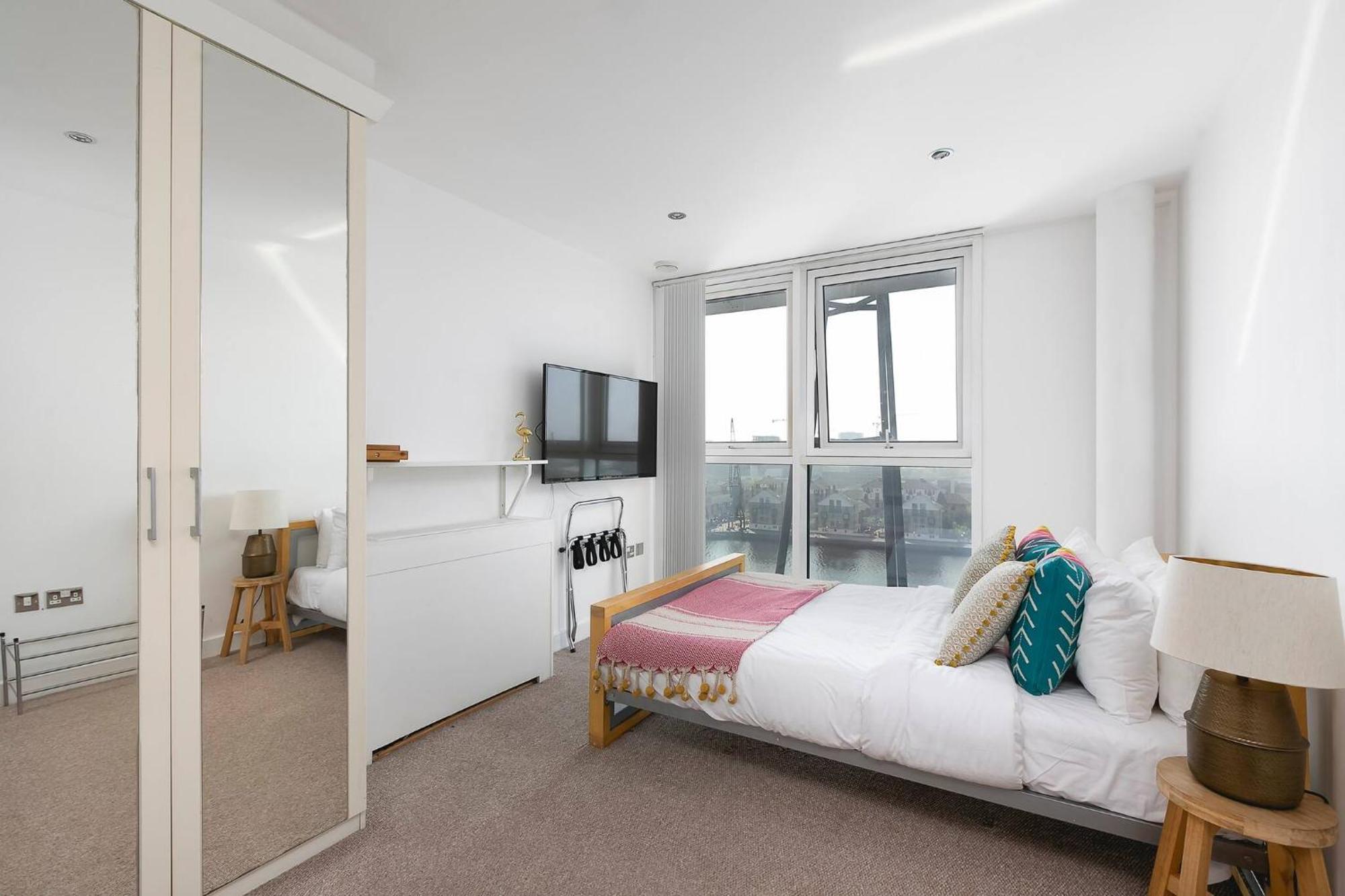 Serene Waterfront Rooms - Excel London Exterior photo